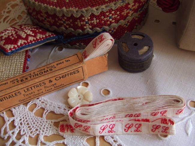 Boite de ruban blanc avec initiales 'SL' tissées en rouge 1930, marque Textinoms