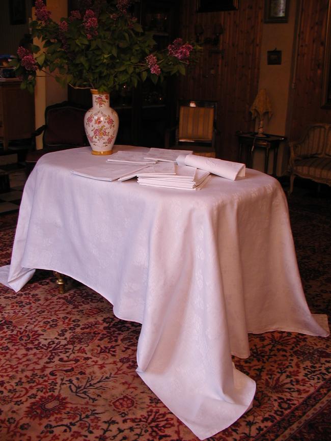 Wonderful banquet tablecloth with its 12 serviettes with embroidered monogram JJ