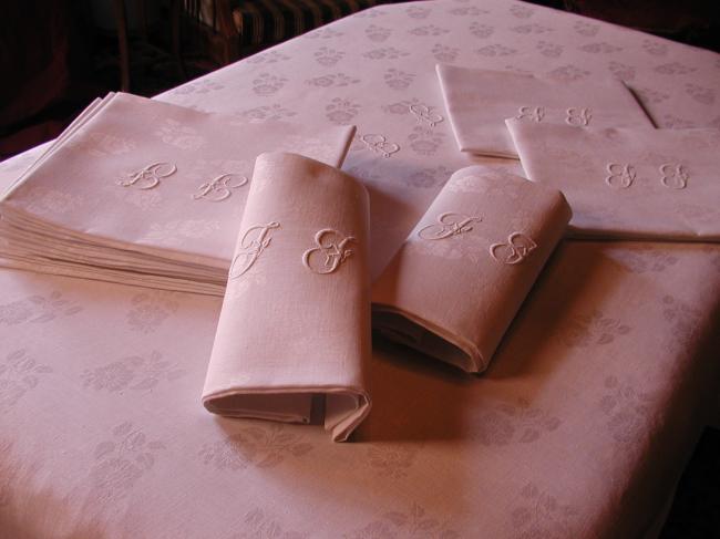 Wonderful banquet tablecloth with its 12 serviettes with embroidered monogram JJ