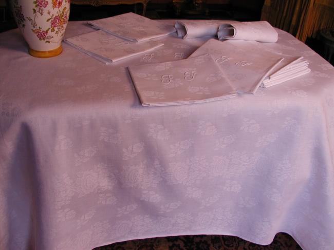 Wonderful banquet tablecloth with its 12 serviettes with embroidered monogram JJ