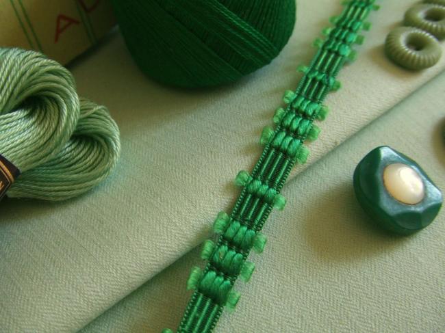Merveilleux ruban en soie de couleur vert Emeraude, période 1900, 10mm