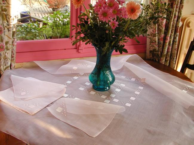 Wonderful tea service with its 6 serviettes in pink organdi with applied silk.