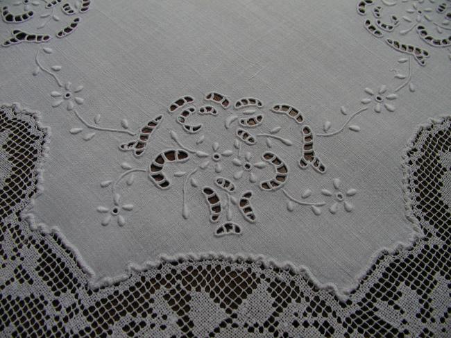 Absolutely breathtaking tablecloth with filet lace and Richelieu embroidery