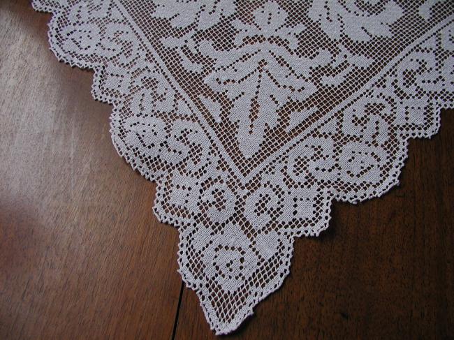 Absolutely breathtaking tablecloth with filet lace and Richelieu embroidery