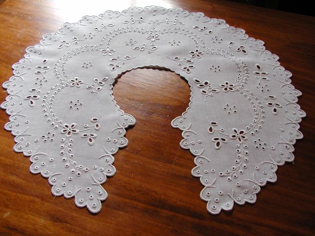 Superb and large collar with white Richelieu embroidery