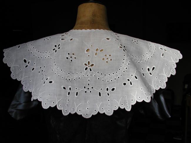 Superb and large collar with white Richelieu embroidery