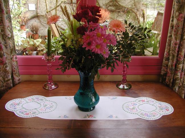 Très romantique chemin de table brodé de petites fleurs de Printemps