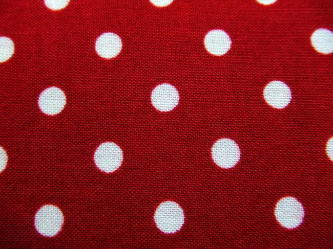 Coupon de coton à fond rouge grenat avec impression de gros pois