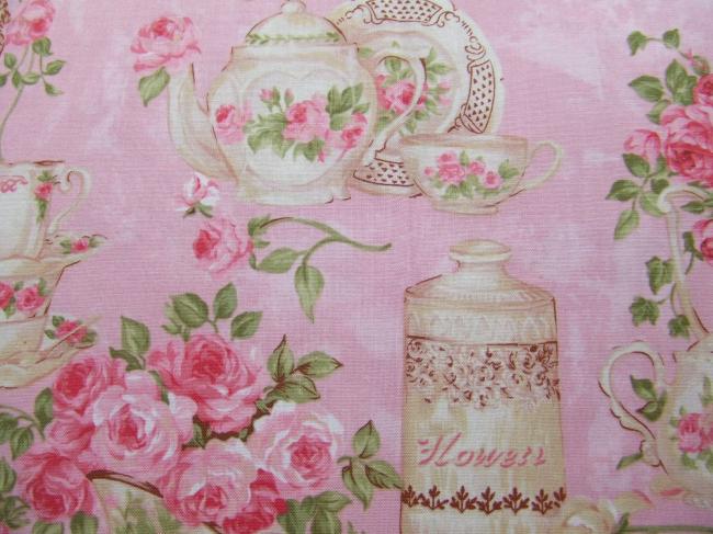 Coupon de coton à fond rose avec décor de roses et porcelaine anglaise