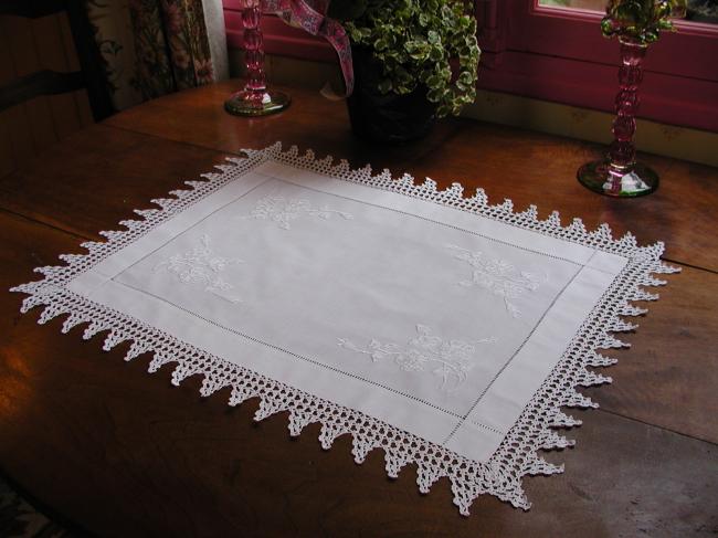 Superbe centre de table avec broderie blanche en soie et dentelle fine