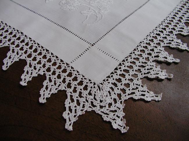 Superbe centre de table avec broderie blanche en soie et dentelle fine