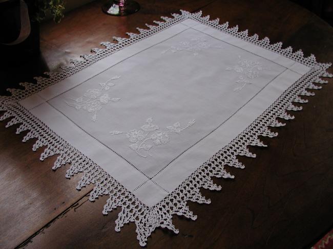 Superbe centre de table avec broderie blanche en soie et dentelle fine