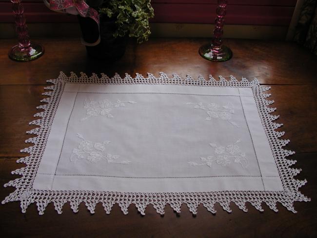 Superbe centre de table avec broderie blanche en soie et dentelle fine