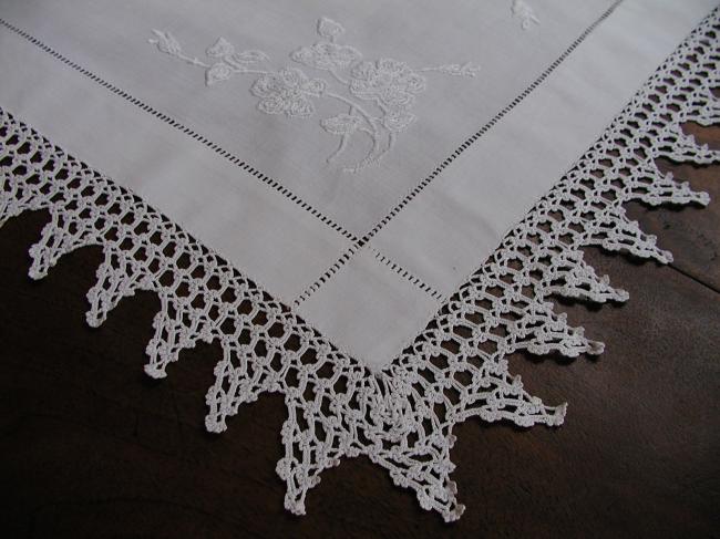 Superbe centre de table avec broderie blanche en soie et dentelle fine