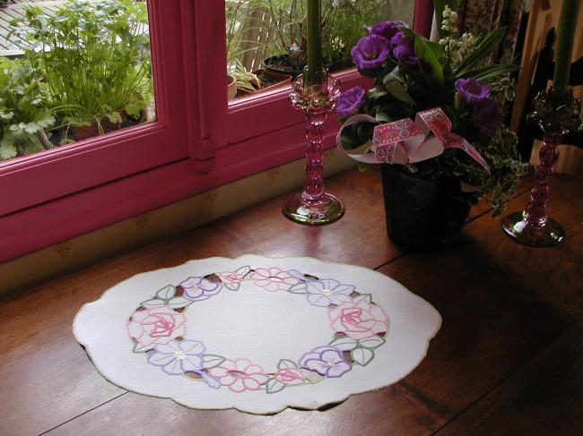 Coup de coeur pour ce merveilleux centre de table ovale brodé de fleurs