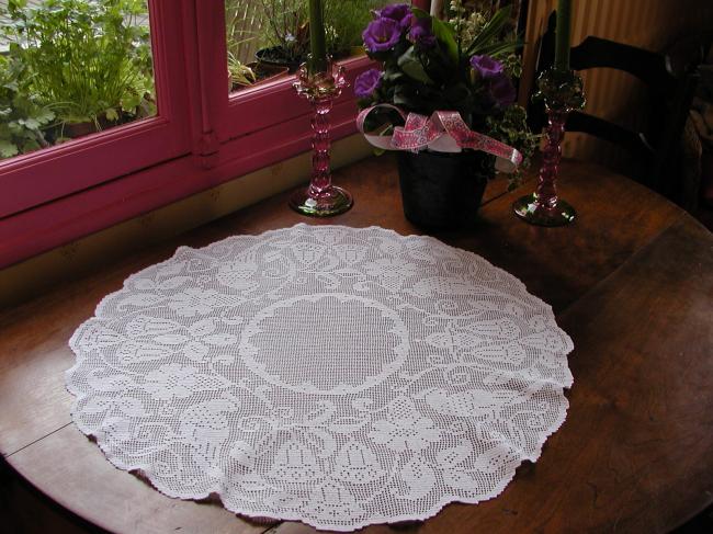 Splendeur de centre de table en dentelle aux motifs de cacatoés et clochettes