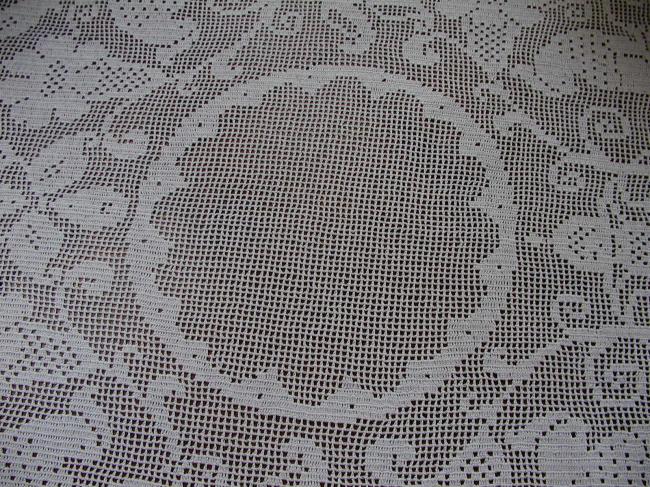 Splendeur de centre de table en dentelle aux motifs de cacatoés et clochettes