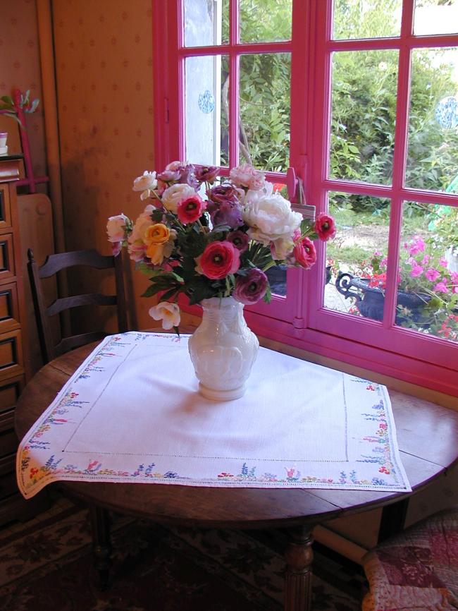 Striking hand embroidered tablecloth with british garden, so many flowers !