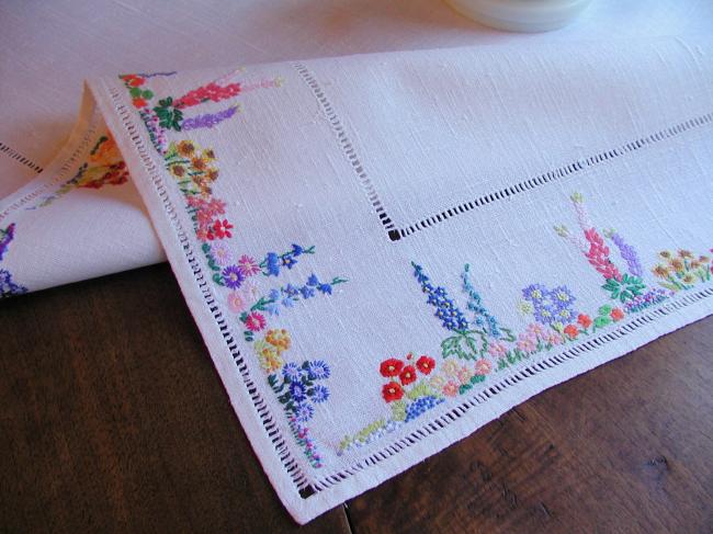 Striking hand embroidered tablecloth with british garden, so many flowers !