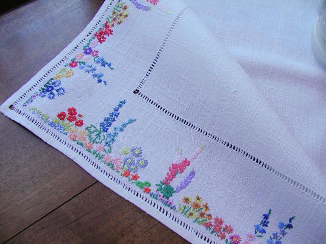 Striking hand embroidered tablecloth with british garden, so many flowers !