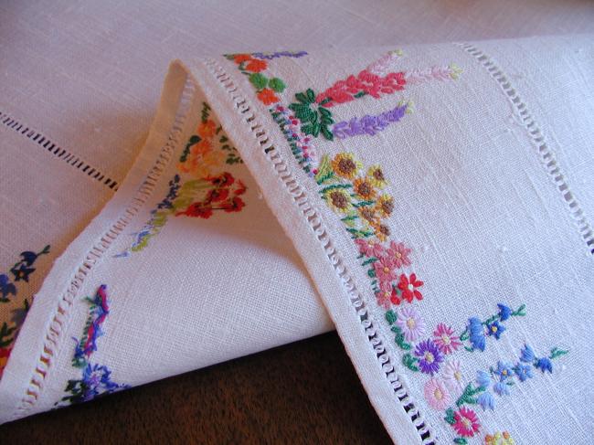 Striking hand embroidered tablecloth with british garden, so many flowers !