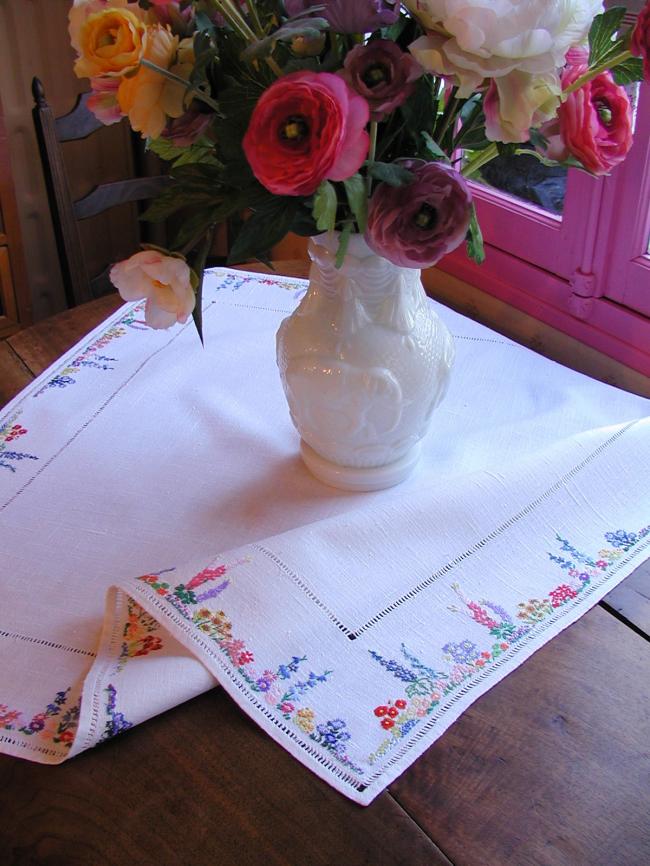 Striking hand embroidered tablecloth with british garden, so many flowers !