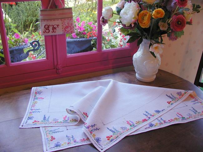 Striking hand embroidered tablecloth with british garden, so many flowers !