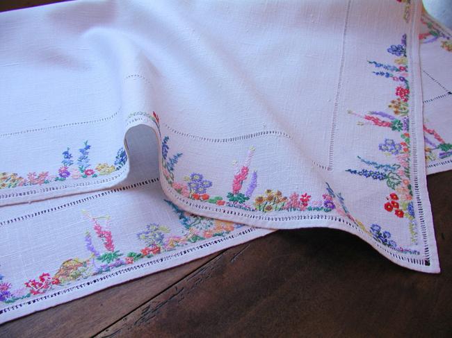 Striking hand embroidered tablecloth with british garden, so many flowers !