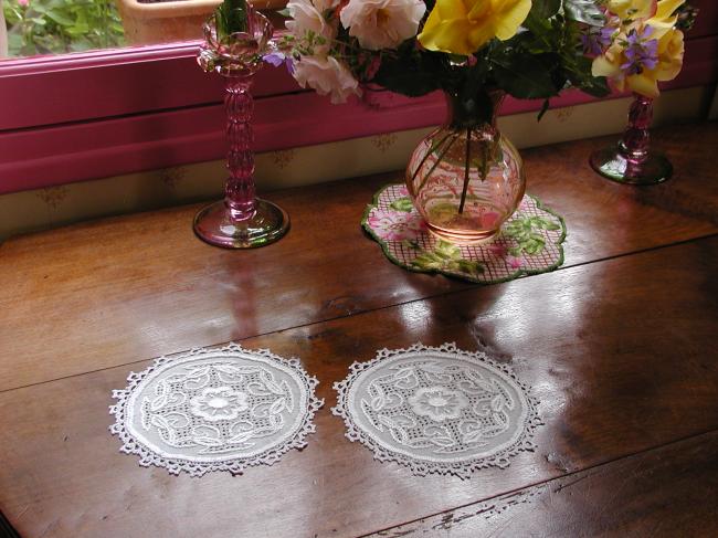 Superb pair of doilies with white silk and drawn works