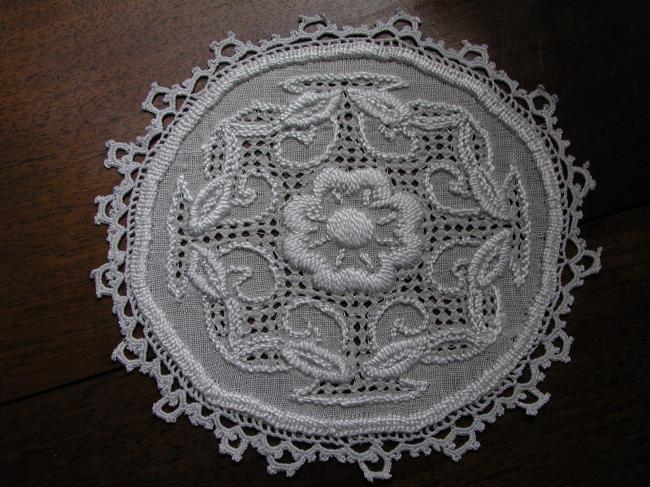 Superb pair of doilies with white silk and drawn works