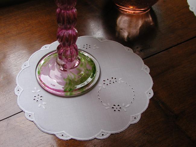 Gracious pair of fine irish linen doily with white and open work 1900