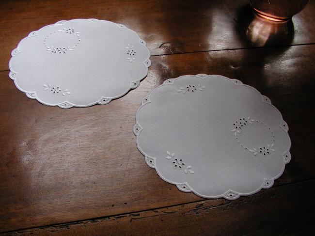 Gracious pair of fine irish linen doily with white and open work 1900