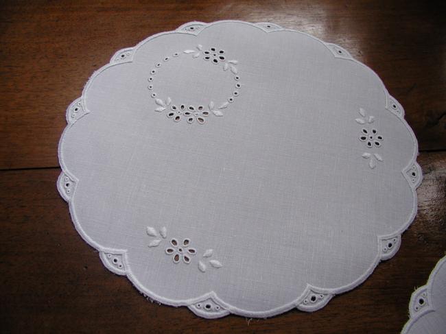 Gracious pair of fine irish linen doily with white and open work 1900