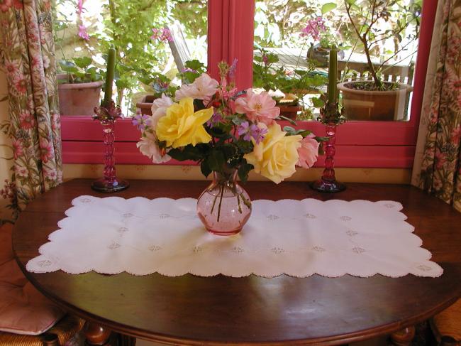 Très grâcieux chemin de table richement brodé et ajouré de guirlandes de fleurs