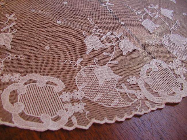 Exceptionnal tea service mats with tea-cosy in needle run net lace