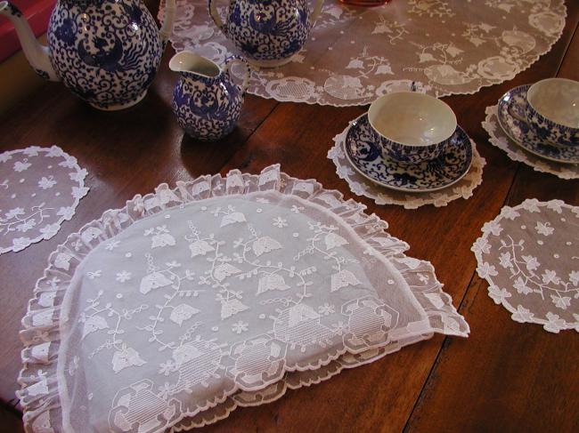 Exceptionnal tea service mats with tea-cosy in needle run net lace