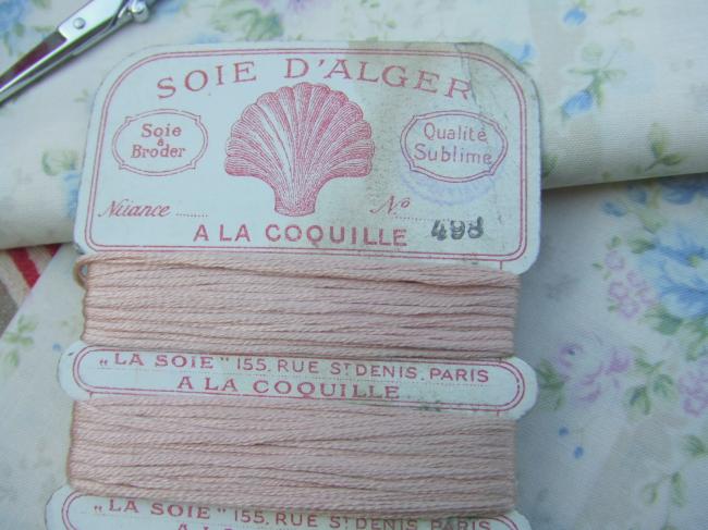 Superbe carte ancienne de soie d'Alger de couleur beige rosé, A la Coquille