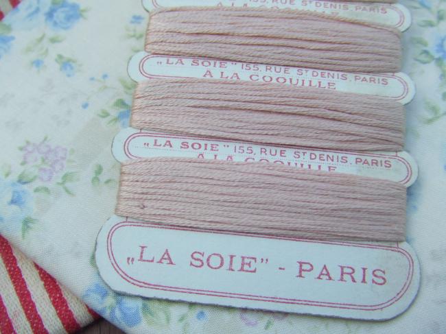 Superbe carte ancienne de soie d'Alger de couleur beige rosé, A la Coquille