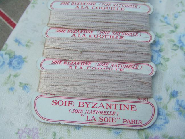 Superbe carte ancienne de soie Byzantine de couleur beige clair, A la Coquille