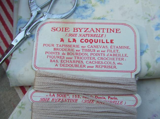 Superbe carte ancienne de soie Byzantine de couleur beige clair, A la Coquille