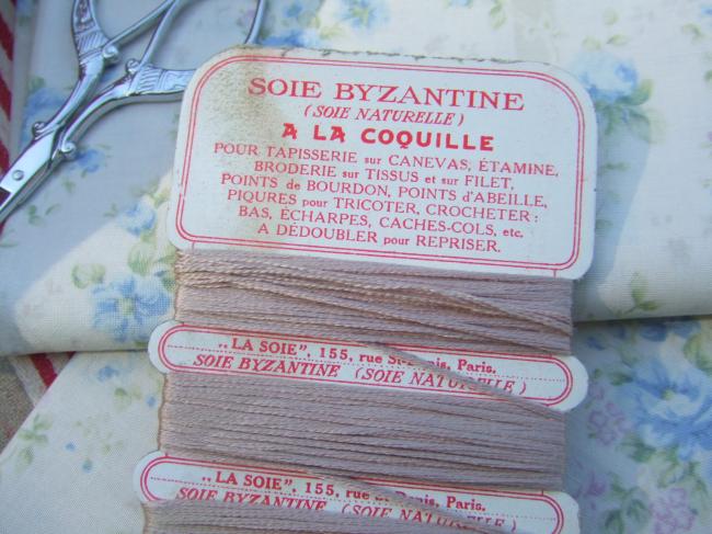 Superbe carte ancienne de soie Byzantine de couleur beige doré, A la Coquille