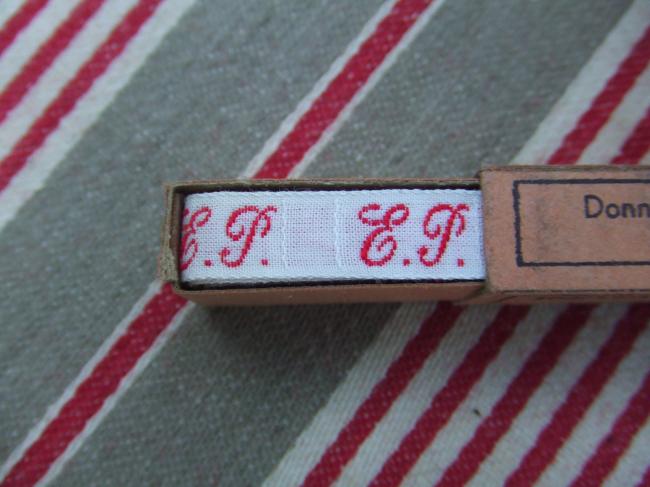 Boite de ruban blanc avec initiales 'EP' tissées en rouge 1920, Marque Textinoms