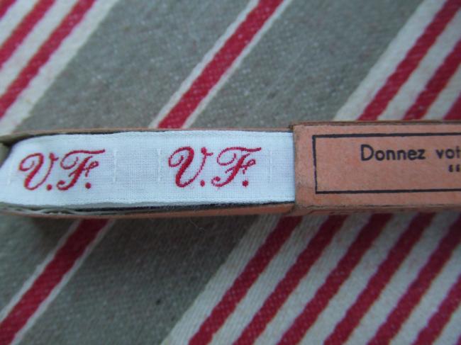 Boite de ruban blanc avec initiales 'VF' tissées en rouge 1920, Marque Textinoms