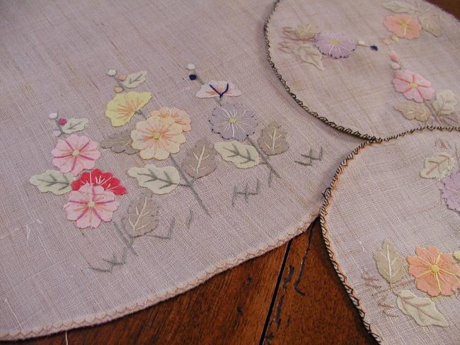 Adorable ensemble de console en Pinã rebrodé d'appliqués de fleurs