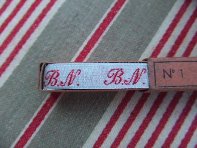 Boite de ruban blanc avec initiales 'BN' tissées en rouge 1920, Household Gem