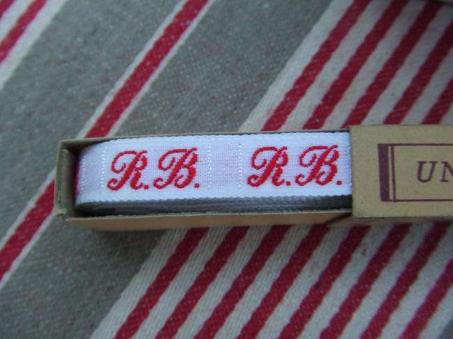 Boite de ruban blanc avec initiales 'RB' tissées en rouge 1920, Marque Au Coq