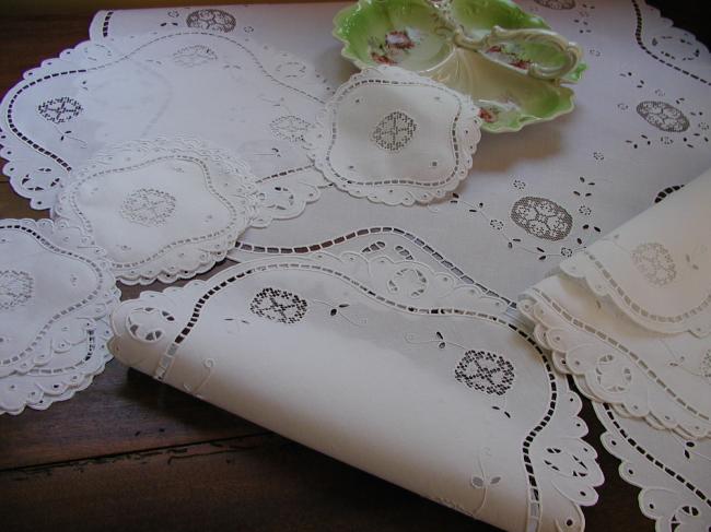 Superb luncheon service in Richelieu embroidery and inserts of filet lace 1910