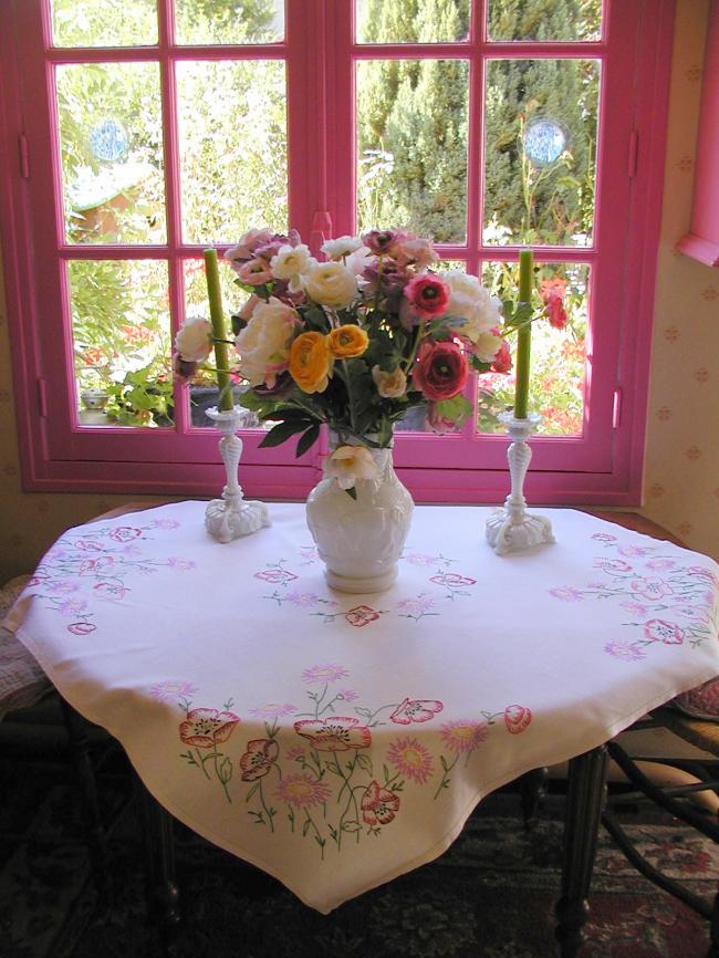 Superb tablecloth with hand-embroidered red poppies 1940-50