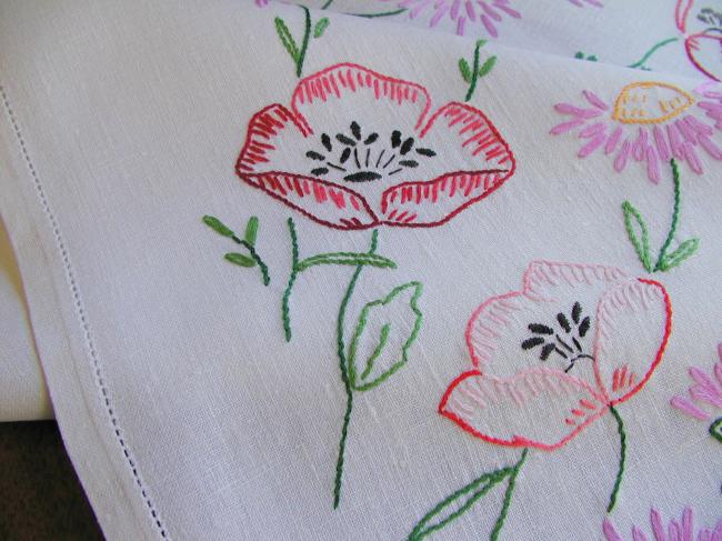 Superb tablecloth with hand-embroidered red poppies 1940-50