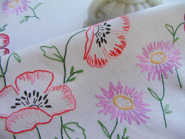 Superb tablecloth with hand-embroidered red poppies 1940-50